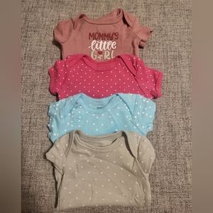 Bundle of 4 onesies 0 to 3 months